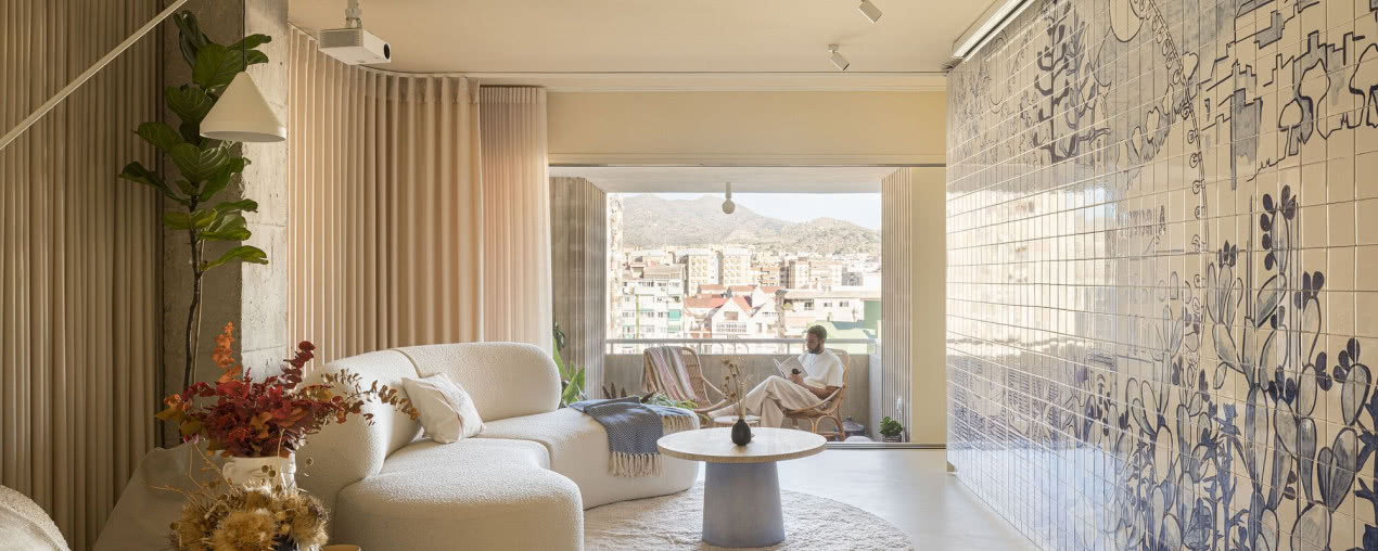 To mieszkanie ma ścianę wyłożoną niebieskimi płytkami! Znajduje się w wiekowym budynku na obrzeżach Malagi