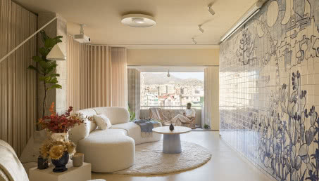 To mieszkanie ma ścianę wyłożoną niebieskimi płytkami! Znajduje się w wiekowym budynku na obrzeżach Malagi