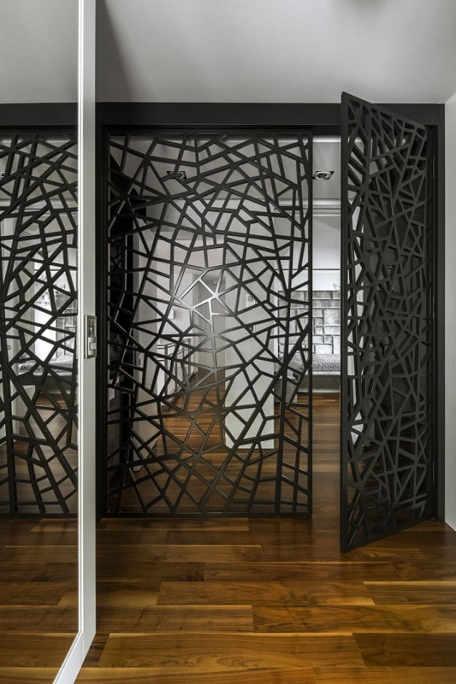 Ażurowe drzwi do garderoby