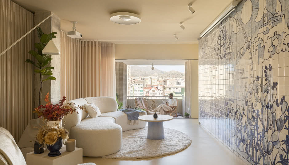 To mieszkanie ma ścianę wyłożoną niebieskimi płytkami! Znajduje się w wiekowym budynku na obrzeżach Malagi