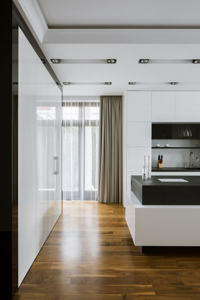 Biała, minimalistyczna kuchnia