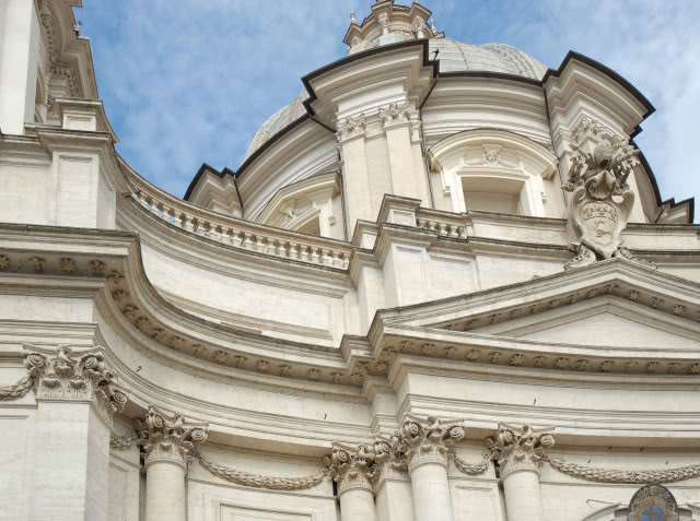 bogata w geometryczne kształty fasada