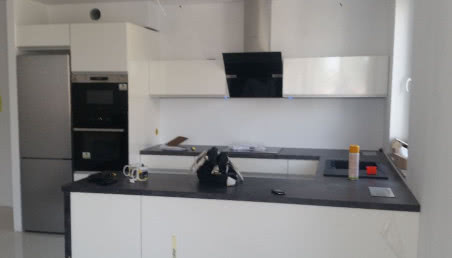 Ustawienie i kolory w salonie z aneksem