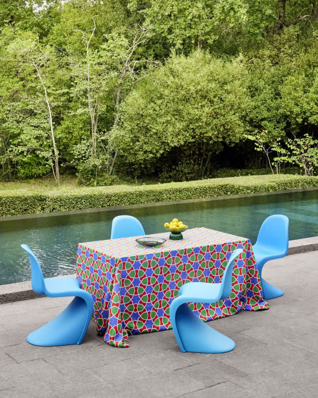 niebieskie krzesła przy stole stole i nad basenem