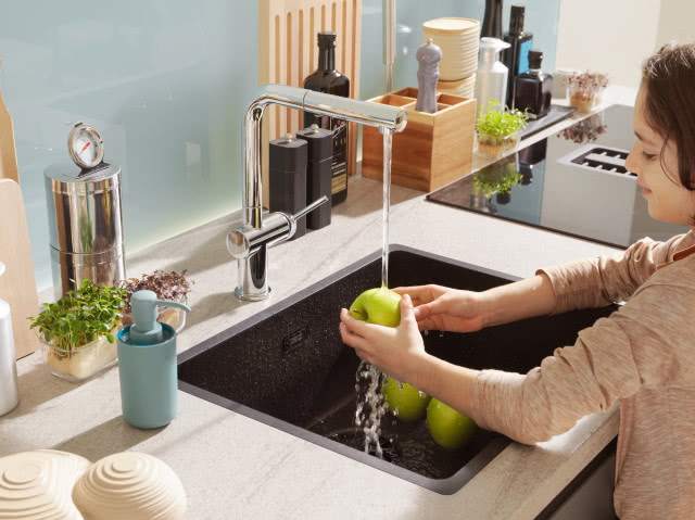 bateria kuchenna, zlewozmywak, przyprawy, oliwa, dozownik na płyn do naczyń, jabłka, dziecko, płyta indukcyjna