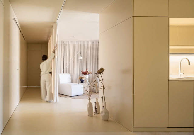 kotara oddzielająca korytarz od salonu