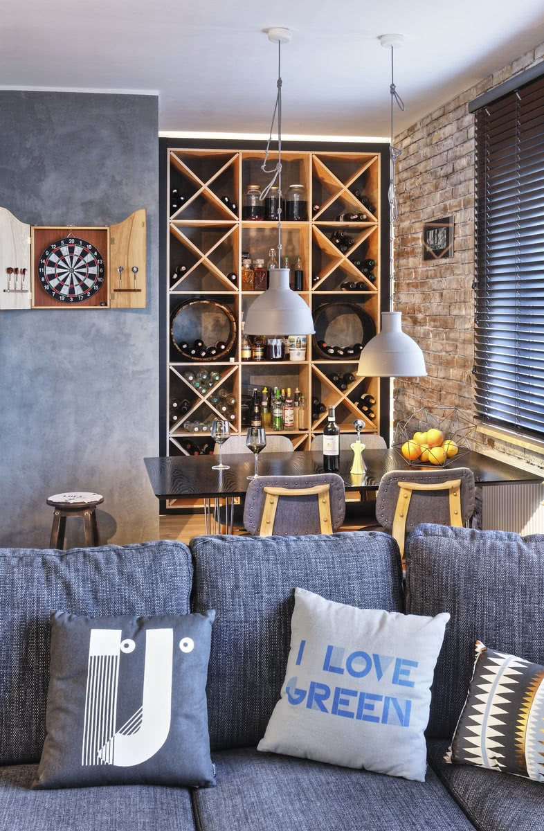 Stara cegła, naturalne drewno i "betonowe"...