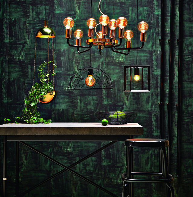 Żarówka sama w sobie stanowi dziś formę dekoracyjną. Wystarczy więc tylko ją "oblec" w prostą ramę, jak w w lampie Napoli Light Prestige