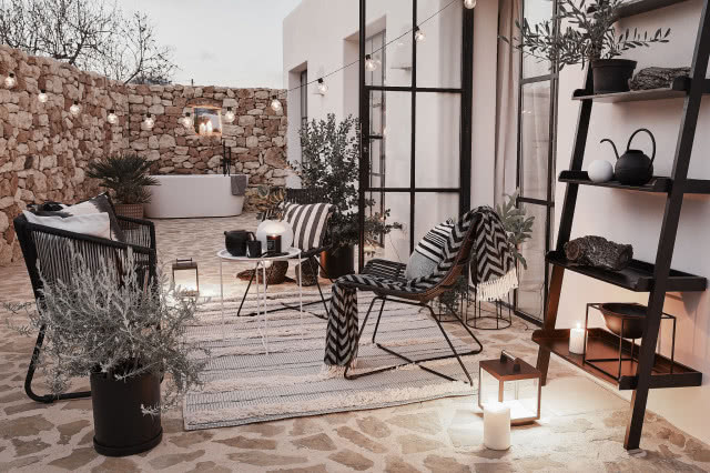 Aranżacja balkonu z dodatkami i oświetleniem