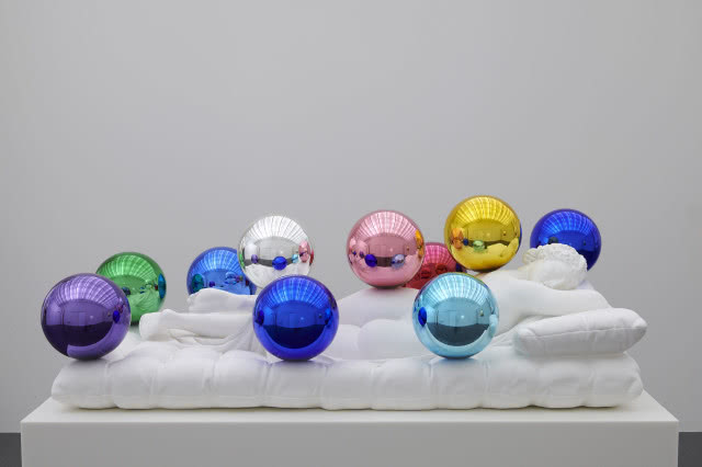 klasyczna rzeźba przedstawiająca leżącą boginię z kulami na plecach