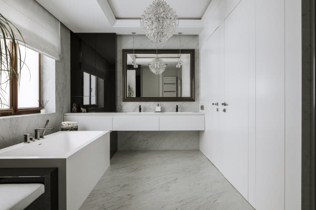Łazienka z płytkami marmurowymi