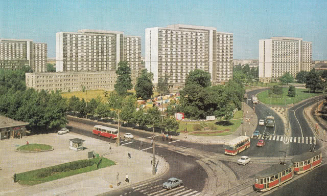 Bloki osiedla widziane ze skrzyżowania ul. Marszałkowskiej i Królewskiej, lata 70. XX wieku