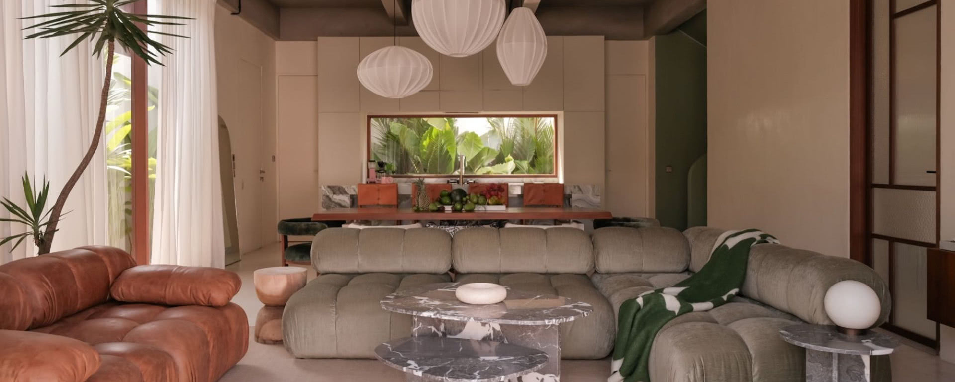 Wnętrza w stylu tropical modern. Nauczycielka jogi z Polski pokazuje swój dom na Bali