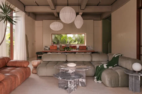 Wnętrza w stylu tropical modern. Nauczycielka jogi z Polski pokazuje swój dom na Bali