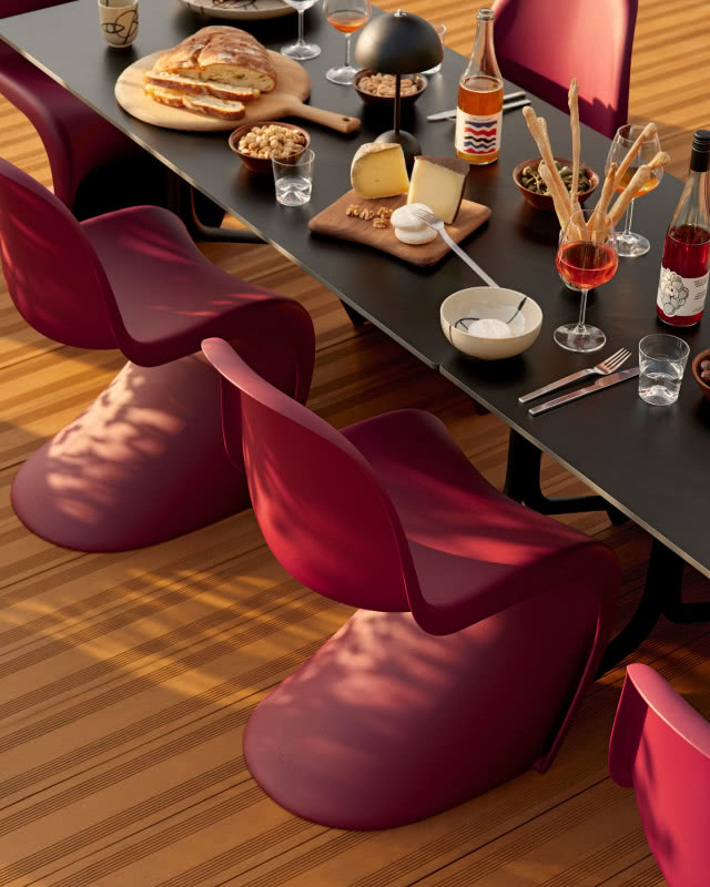 spojrzenie z góry na fragment stołu i czerwonych krzeseł