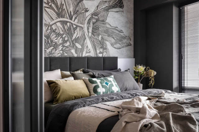 tapeta na ścianie w sypialni