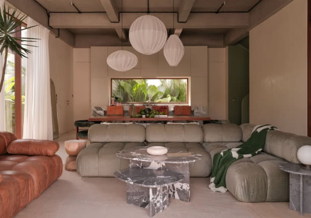 Wnętrza w stylu tropical modern. Nauczycielka jogi z Polski pokazuje swój dom na Bali