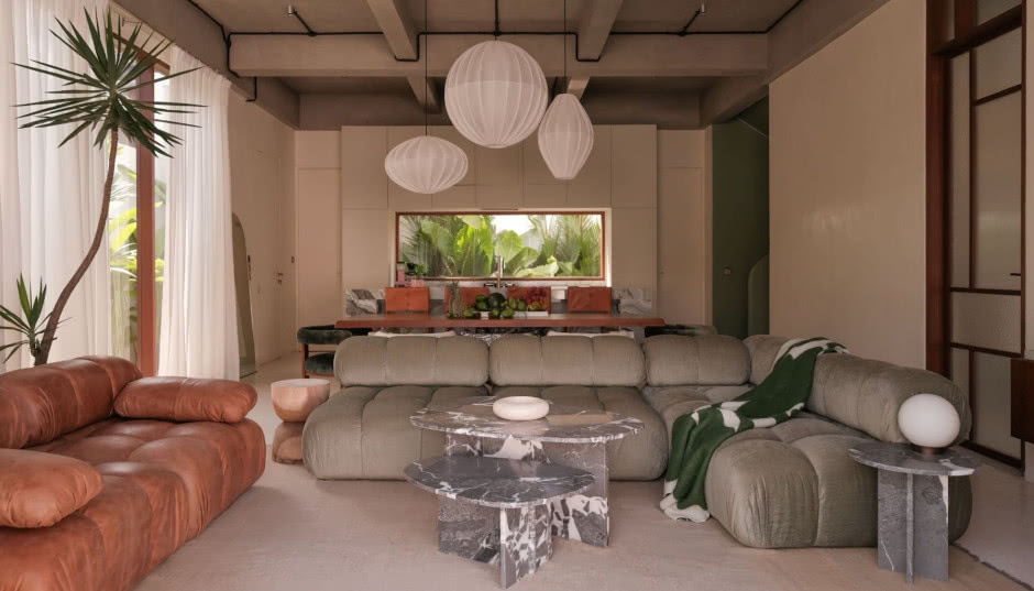Wnętrza w stylu tropical modern. Nauczycielka jogi z Polski pokazuje swój dom na Bali