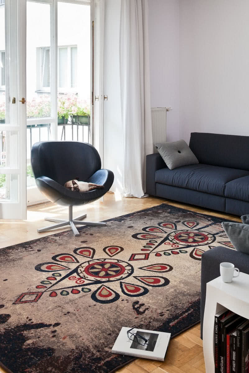 Dywan Parzenica ma wzór będący przeskalowanym...