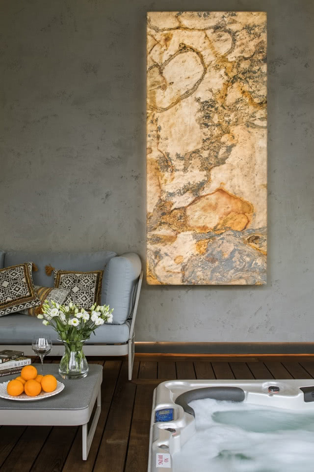 Podświetlony trawertyn na ścianie