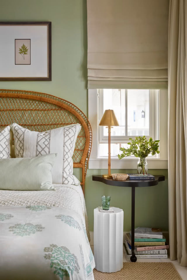 fragment łóżka z oknem