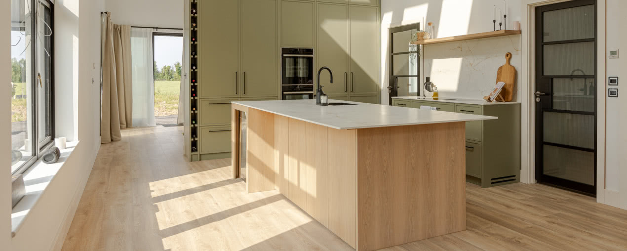 W jaki sposób najlepiej zabezpieczyć drewnianą podłogę w kuchni?