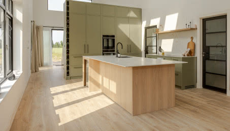 W jaki sposób najlepiej zabezpieczyć drewnianą podłogę w kuchni?