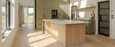 W jaki sposób najlepiej zabezpieczyć drewnianą podłogę w kuchni?