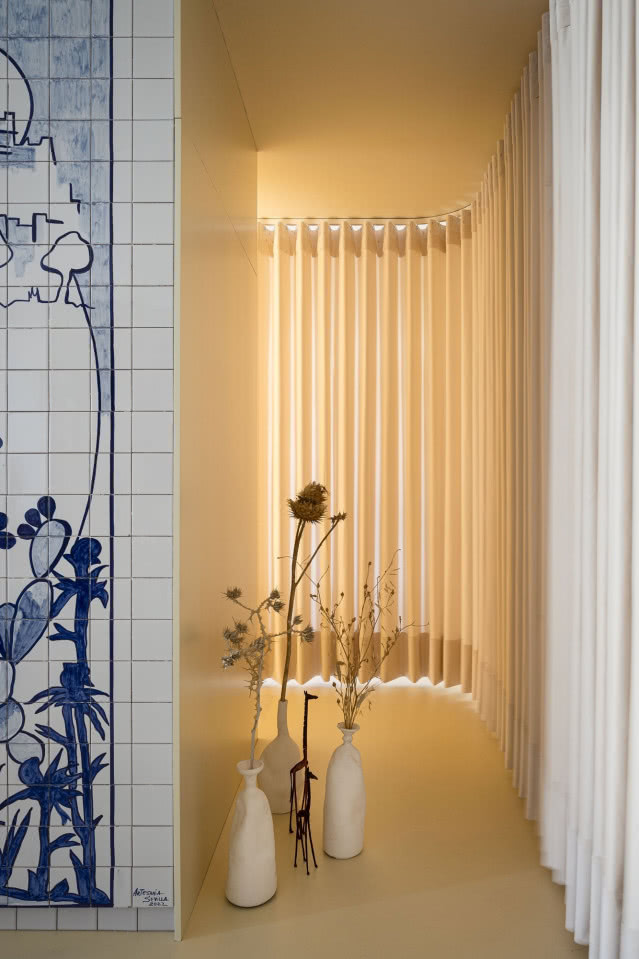 fragment kotary i ściany z niebieskimi płytkami