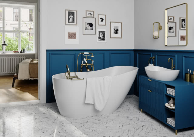 Wanna wolnostojąca umieszczona przy ścianie w małej łazience