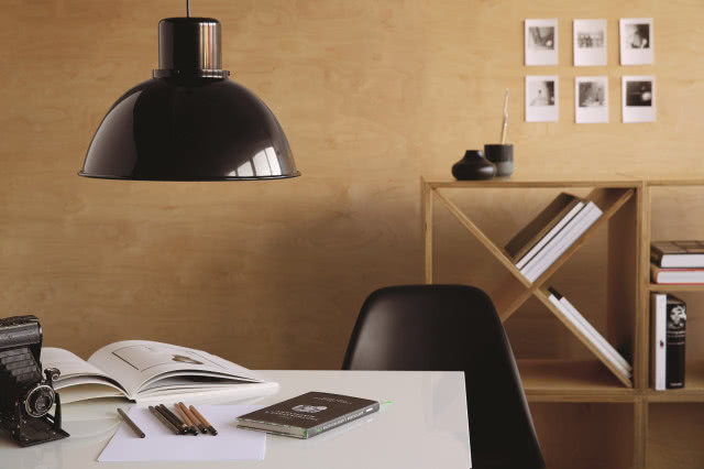 Genialna lampa Reflex Maxi autorstwa Tomasza Rudkiewicza znakomicie może zastąpić klasyczną lampkę biurkową