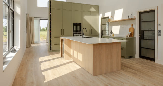 W jaki sposób najlepiej zabezpieczyć drewnianą podłogę w kuchni?