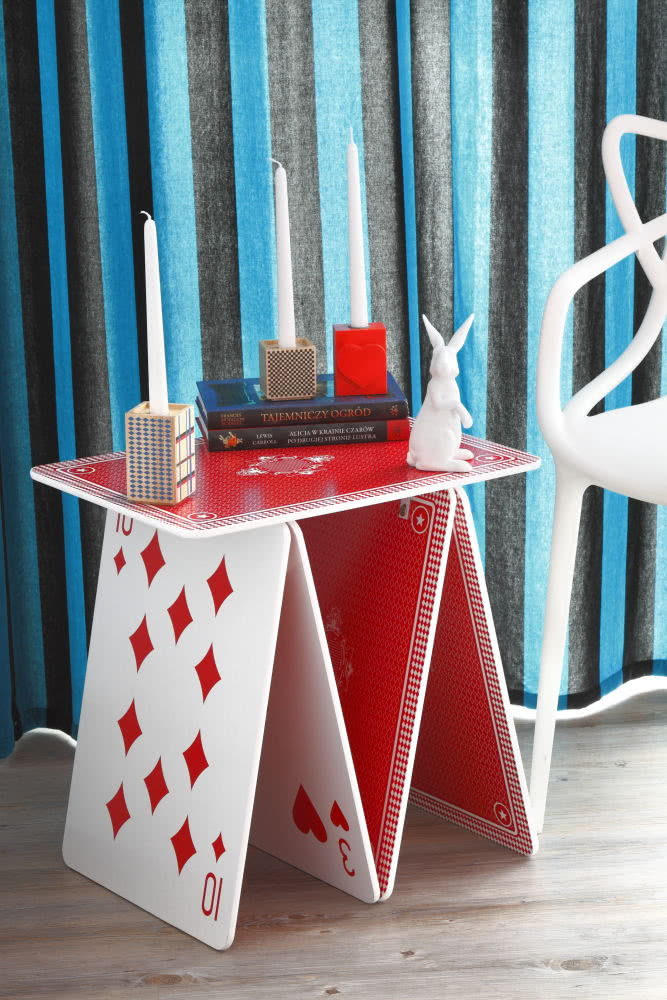 "Karciany" stolik w sypialni