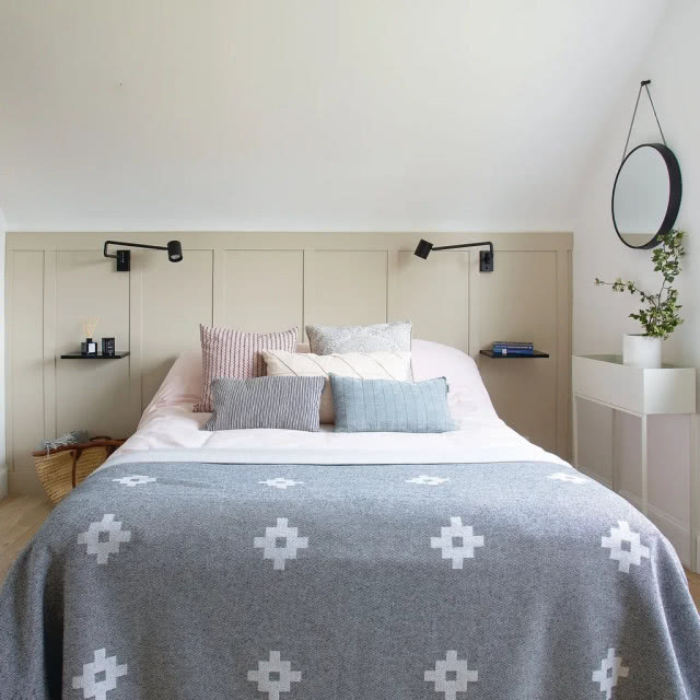 łóżko z małymi szafkami nocnymi