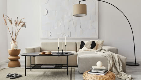 Kanapa na środku salonu - jak zaaranżować przestrzeń z sofą w roli głównej?