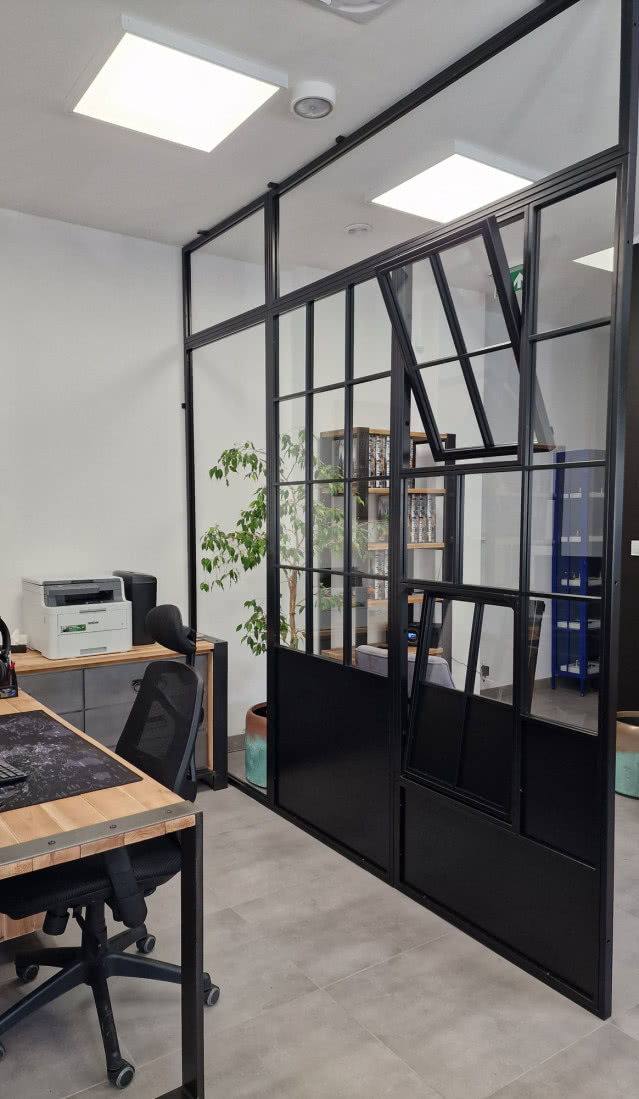 przeszklona ścianka działowa, biurko, drukarka, skaner, krzesło obrotowe, półki