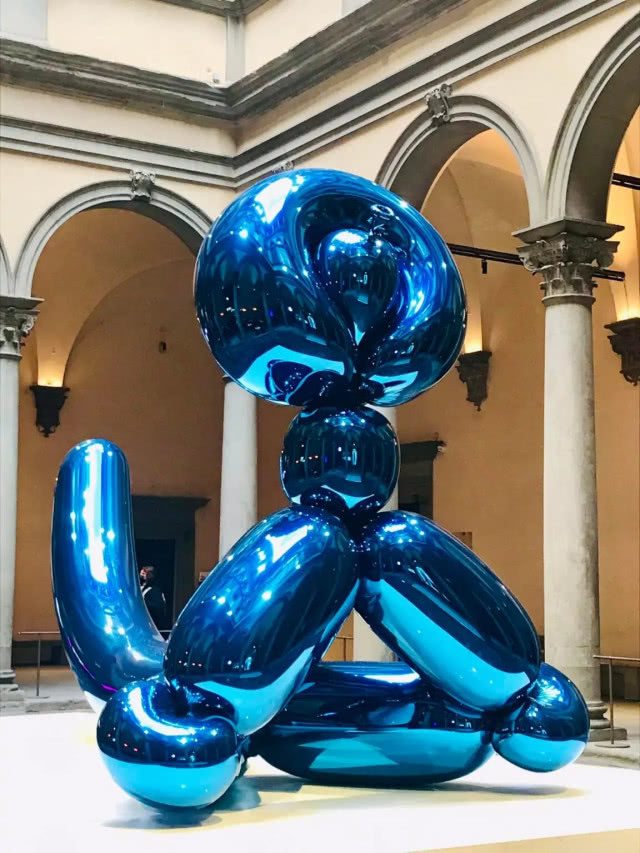 nadmuchiwana rzeźba na dziedzińcu