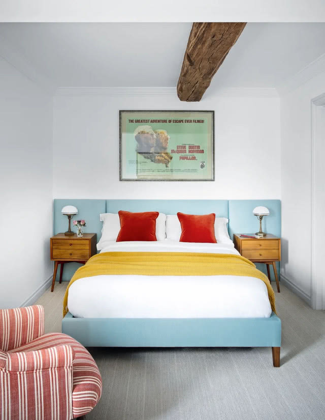 łóżko z poziomym zagłówkiem