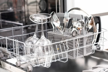 Zapomnijcie o plamach na szkle. Wystarczy znać ten jeden przycisk, który ułatwi zadanie!