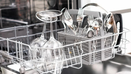 Zapomnijcie o plamach na szkle. Wystarczy znać ten jeden przycisk, który ułatwi zadanie!