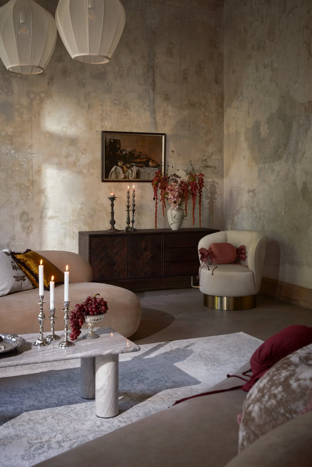 ciemne brązy we wnętrzu