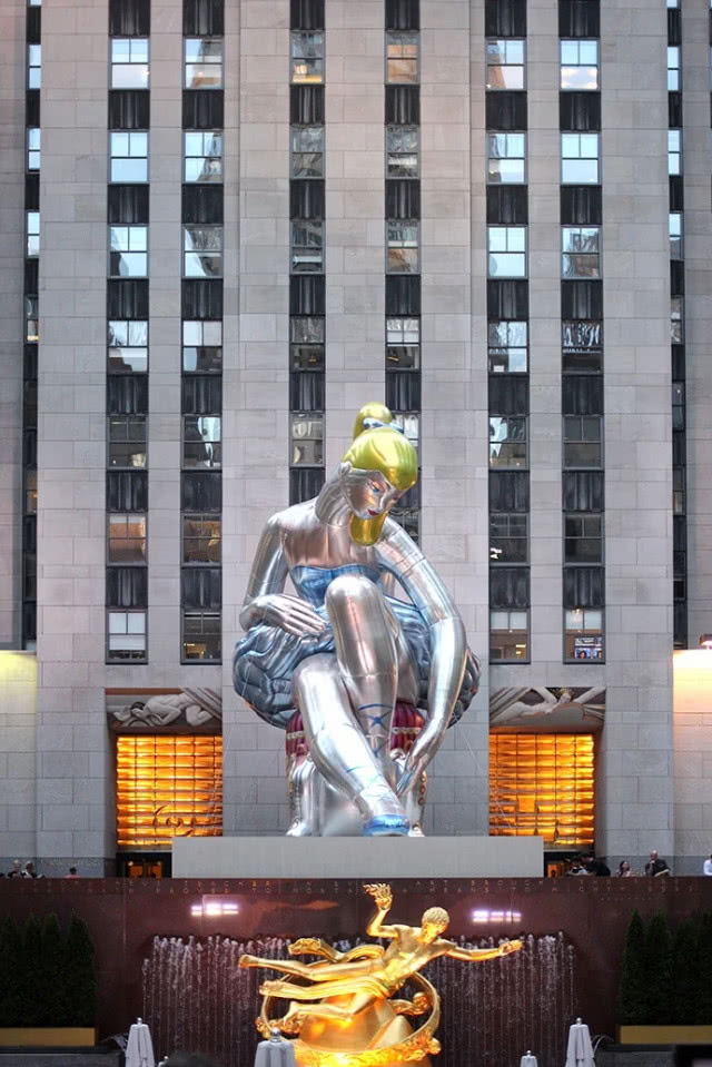 siedząca baletnica przed Rockefeller Center