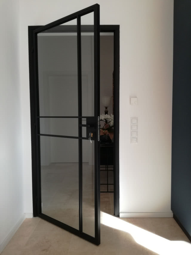 drzwi z przeszkleniami i czarną ramą, przedpokój, drewniana podłoga, dusz szafa
