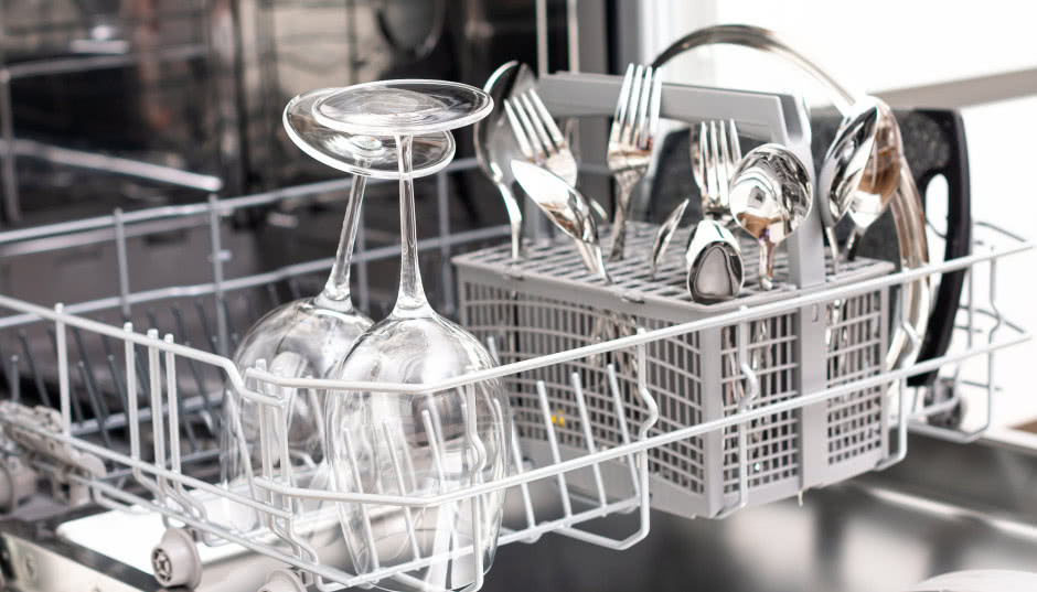 Zapomnijcie o plamach na szkle. Wystarczy znać ten jeden przycisk, który ułatwi zadanie!