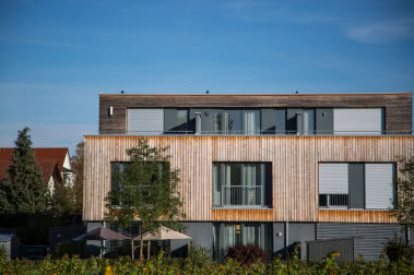 Drewno na elewacji. Czym się charakteryzuje i jak o nie dbać?