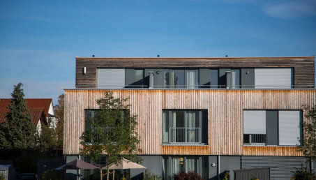 Drewno na elewacji. Czym się charakteryzuje i jak o nie dbać?