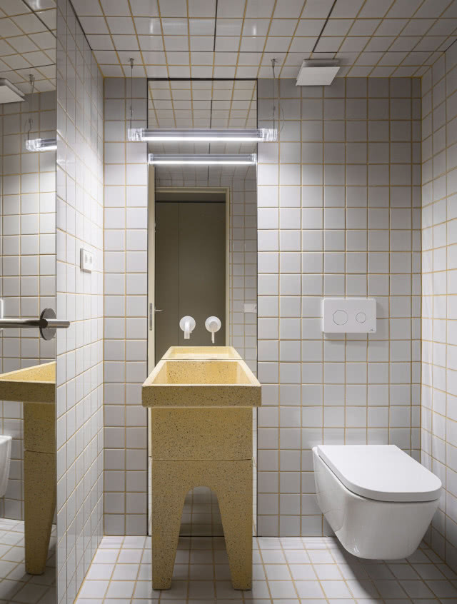 łazienka z umywalką na postumencie