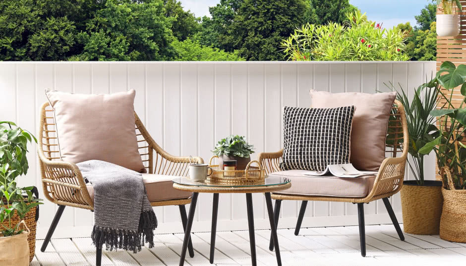 Meble rattanowe na taras - czy deszcz może je zniszczyć?