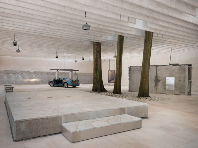 betonowa przestrzeń i słupy