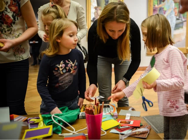 MATKI I CÓRKI - RZEMIEŚLNICZKI, PRZYJACIÓŁKI / Warsztat malowania tkanin

